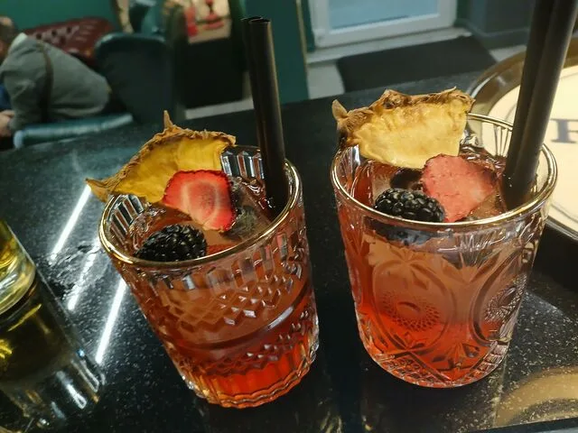 Cocktail serviti al tavolo del Tira Tardi Ristopub Cocktail serviti al tavolo del Tira Tardi Ristopub
