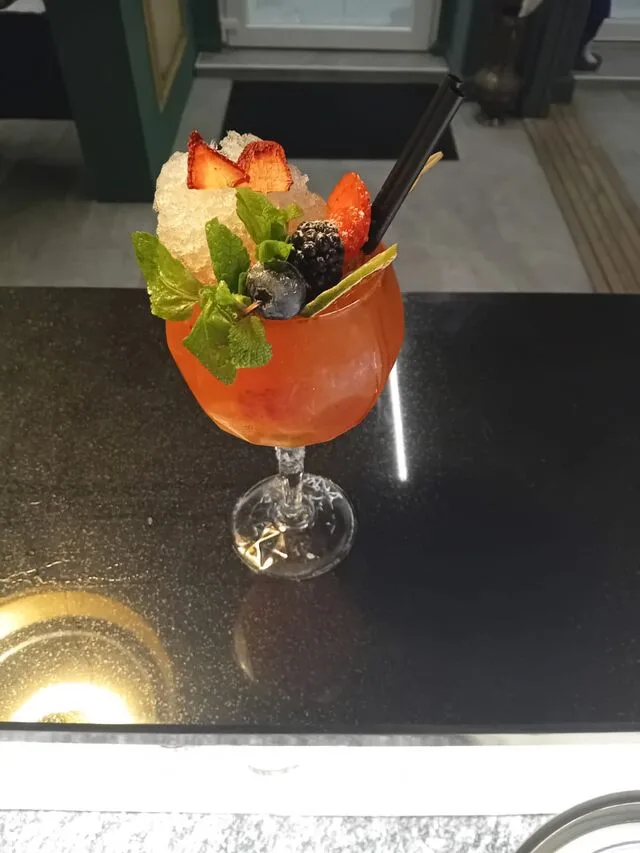 Cocktail con ghiaccio tritato e frutta fresca Cocktail con ghiaccio tritato e frutta fresca