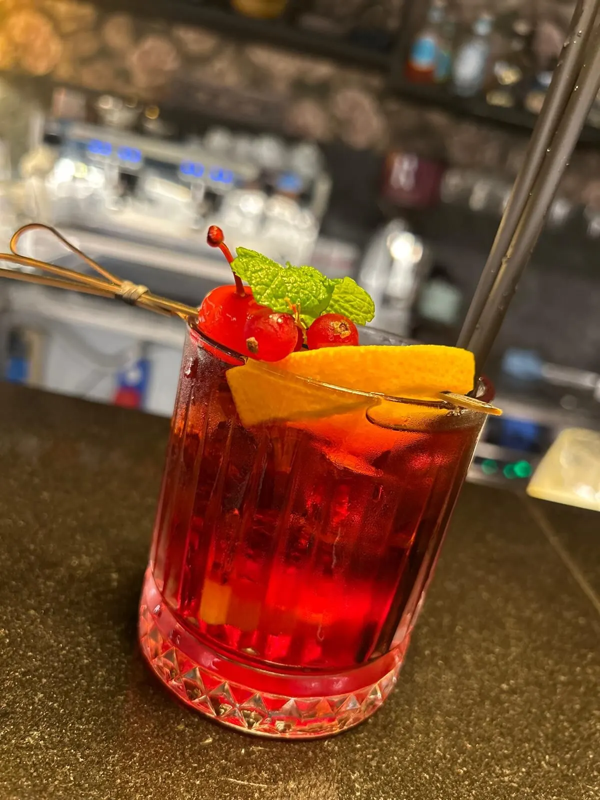 Cocktail artigianale al bancone del Tira Tardi Cocktail artigianale al bancone del Tira Tardi
